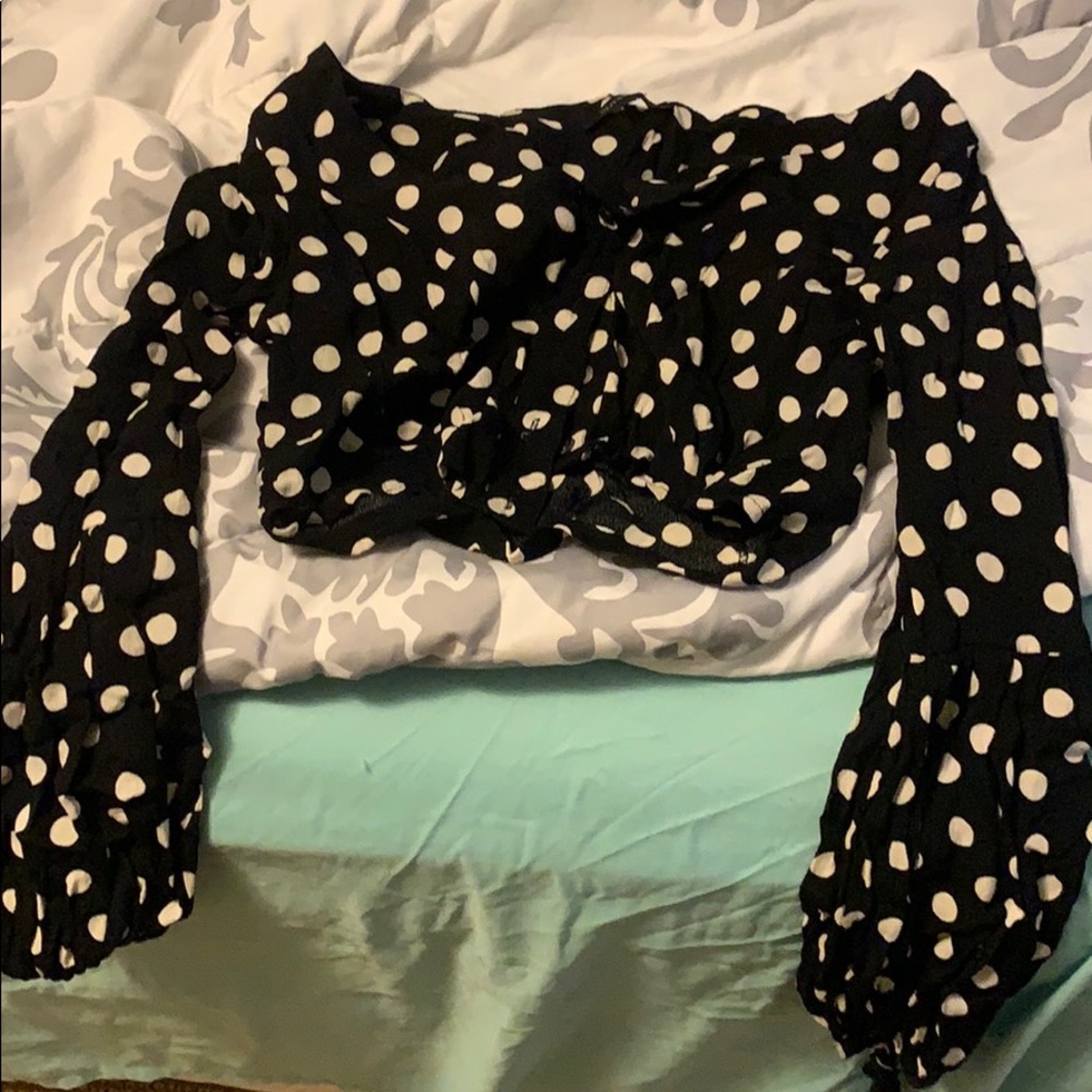 POLKA DOT CROP TOP WITH BUTTON AND TIES AR WRISTS